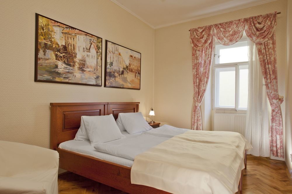 Hotel At The Golden Scissors Praha Eksteriør bilde