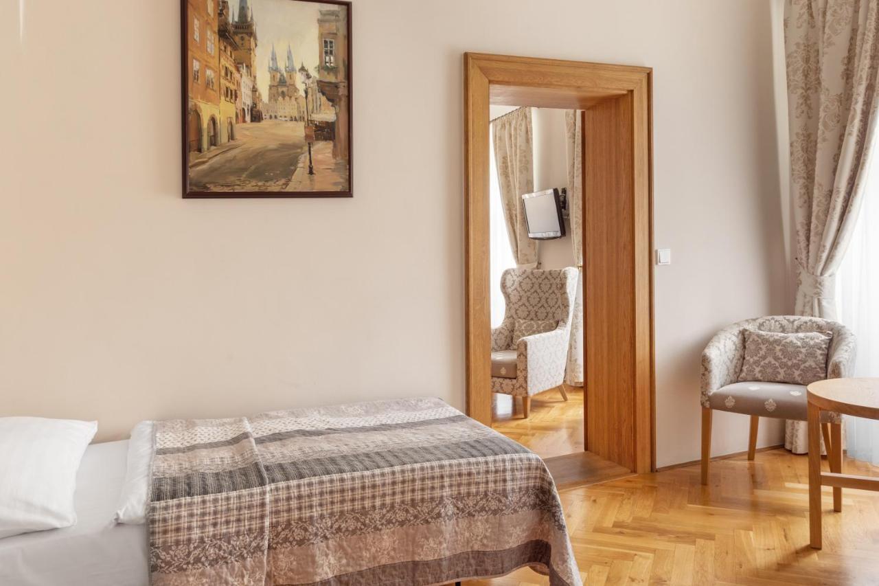 Hotel At The Golden Scissors Praha Eksteriør bilde